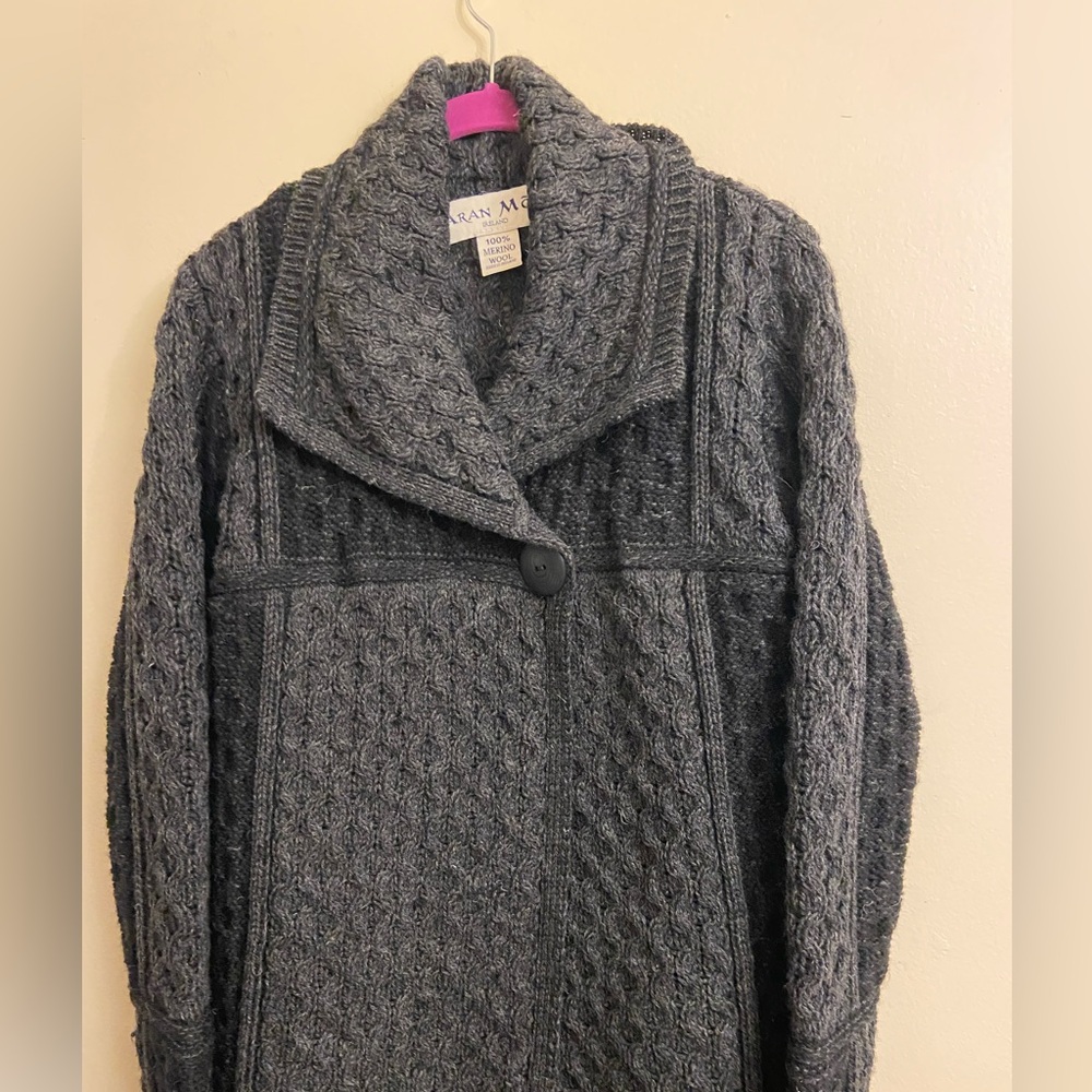 Aran Mor 100% merino wool cardigan sweater in gray/black. Heavyweight